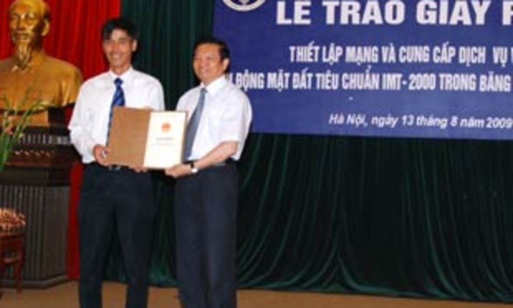 Bộ trưởng Lê Doãn Hợp trao giấy phép 3G cho đại diện MobiFone.
