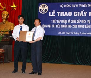 Bộ trưởng Lê Doãn Hợp trao giấy phép 3G cho đại diện MobiFone.