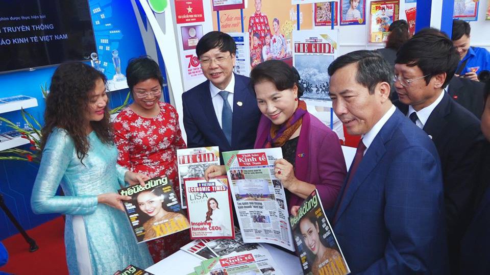Chủ tịch Quốc hội Nguyễn Thị Kim Ngân cùng lãnh đạo Hội Nhà báo Việt Nam thăm gian trưng bày của Thời báo Kinh tế Việt Nam - Ảnh: Việt Tuấn.