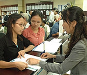 Nhà đầu tư mở tài khoản để giao dịch chứng khoán.