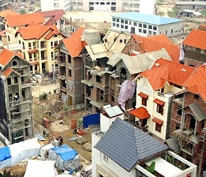 Hiện các ngân hàng sẵn sàng cho khách hàng cầm cố nhà, đất vay tiền chơi chứng khoán, nhưng điều kiện khá ngặt nghèo - Ảnh: Việt Tuấn.