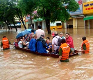 Lực lượng công an đưa hành khách rời tàu bị ngập nước tại Yên Bái - Ảnh: Báo Yên Bái.