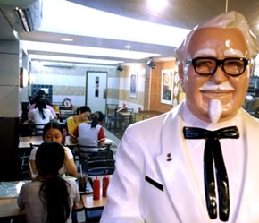 Tại một tiệm gà rán KFC ở Tp.HCM. Mức sống của người dân Việt Nam đang mỗi ngày được nâng cao - Ảnh: Việt Tuấn.