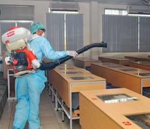 Phun thuốc phòng cúm A/H1N1 - Ảnh: Phương Vy.