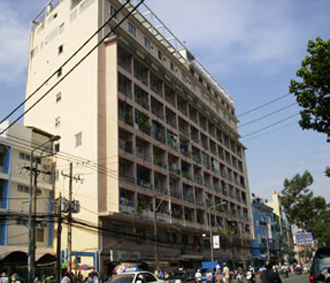 Một chung cư cũ trên đường Trần Hưng Đạo, Tp.HCM.