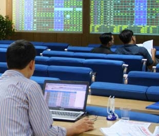 Trong một phiên tất cả các cổ phiếu lớn đều cùng một hướng, như xu thế trên 90% mã tăng giá hôm nay, VN-Index bứt phá mạnh mẽ, lên 377,83 điểm, tăng 16,39 điểm (4,53%) - Ảnh: Việt Tuấn.