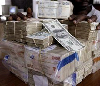 Từng này tiền Zimbabwe mới đổi được 1 USD.