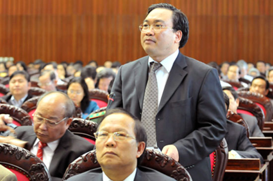 Phó thủ tướng Hoàng Trung Hải phát biểu tại nghị trường Quốc hội.