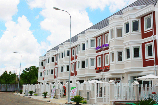 Khuôn viên dự án – Lô B1 và B2 với nhà mẫu đã hoàn thành.