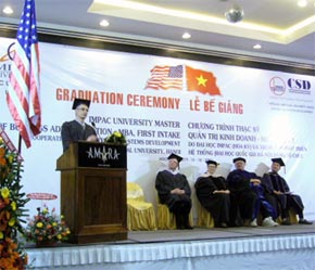 Quang cảnh lễ bế giảng và cấp bằng tại Khách sạn Amara (Tp.HCM).