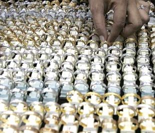 Sức ép lên giá vàng phiên này dường như đến từ mọi phía - Ảnh: Reuters.