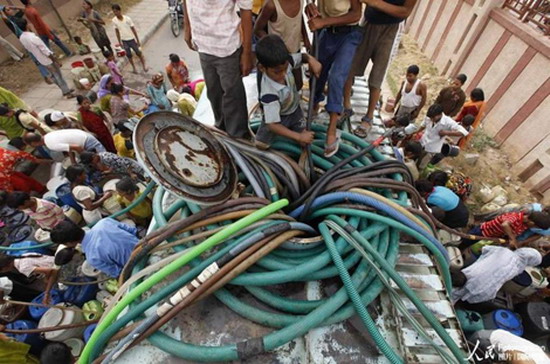 Người dân tranh nhau mua nước sạch.