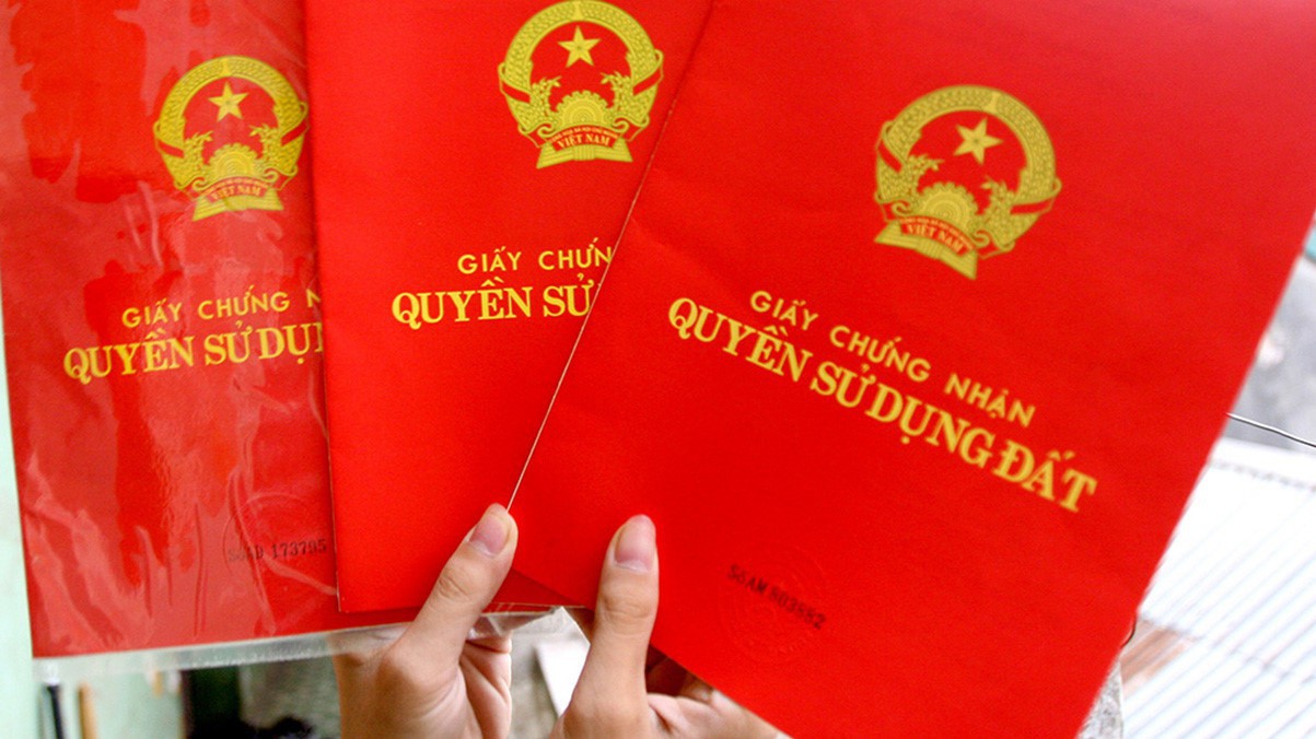 Quy định sổ đỏ phải ghi tên cả nhà đã gây dư luận trái chiều, bởi có thể làm rắc rối thêm các thủ tục hành chính. 