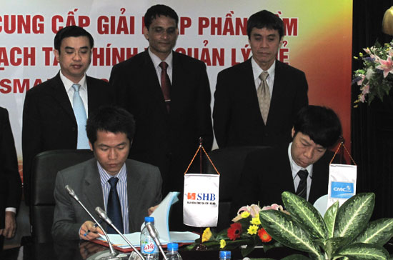 Lễ ký hợp đồng cung cấp giải pháp phần mềm giữa SHB và CMC.