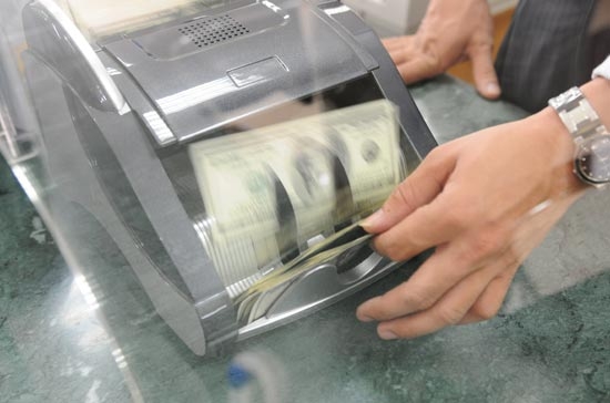 Từ ba tháng nay, tỷ giá bình quân liên ngân hàng được Ngân hàng Nhà nước điều chỉnh khá nhiều lần - Ảnh: Quang Liên.