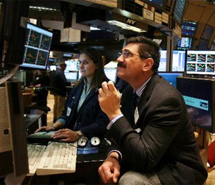 Những thông tin kém lạc quan về khả năng thoát khỏi suy thoái của kinh tế Mỹ tiếp tục là nhân tố “lái” thị trường xuống dốc.