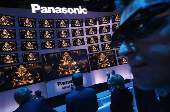 Khách tham quan đang thử nghiệm một mẫu TV 3D mới của Panasonic tại triển lãm thiết bị điện tử IFA 2011 - Ảnh: Getty.