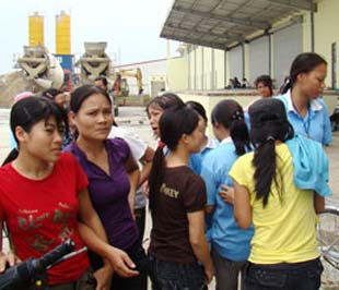 Trong 3-4 tháng gần đây, đặc biệt là dịp cuối năm, đã có nhiều doanh nghiệp thông báo việc cắt giảm lao động do tình hình sản xuất kinh doanh gặp nhiều khó khăn.