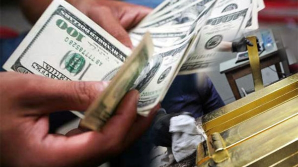 Giá vàng, USD bật tăng sau quyết định điều chỉnh tỷ giá