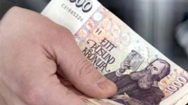 Iceland neo buộc đồng tiền, quốc hữu hóa ngân hàng