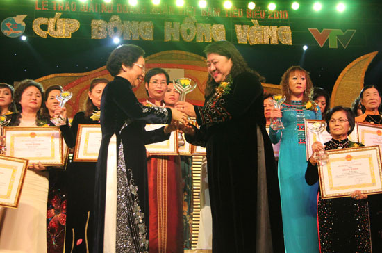 Các nữ giám đốc nói riêng và nữ doanh nhân nói chung luôn gặp phải nhiều khó khăn hơn so với nam giới, nhưng họ luôn phải nỗ lực, học hỏi để trau dồi kiến thức và vươn lên.