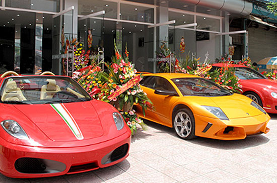 Một showroom bày bán siêu xe tại Hà Nội.