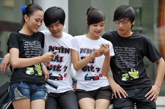 Nắm bắt được tâm lý mong muốn chi tiêu tiết kiệm của khách hàng, mới đây, mạng di động MobiFone đã tiến hành giảm cước đồng loạt cho các dịch vụ Data với mức giảm lên đến 50%.