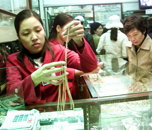 Sáng nay, vàng miếng SJC tại Hà Nội và Tp.HCM được giao dịch ở mức 1.768.000 đồng/chỉ (mua vào) và 1.778.000 đồng/chỉ (bán ra).