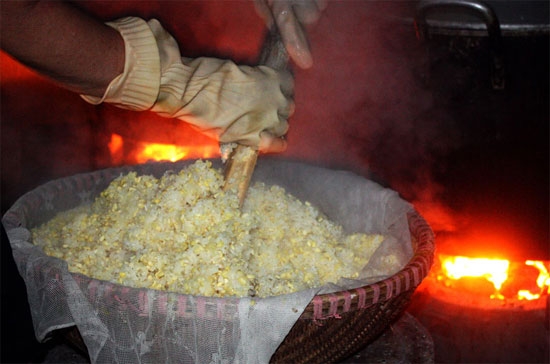 Cùng với bí quyết thổi xôi gia truyền, xôi Kẻ Gạ có vị ngon đặc biệt dậy mùi nếp thơm mà những người con xa xứ trong nỗi nhớ về Hà Nội đều vấn vương.