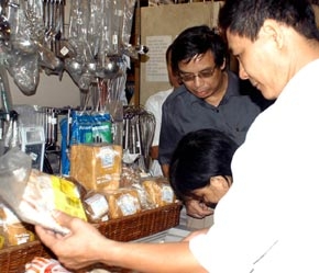 Kiểm tra hàng hóa tại siêu thị Minimart ở 66 Bà Triệu.