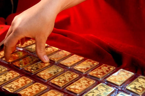  Sau hơn một tuần “nổi loạn” cùng tỷ giá USD thị trường tự do, giá vàng trong nước đã “đổ đèo” theo giá ngoại tệ từ sáng qua tới nay.