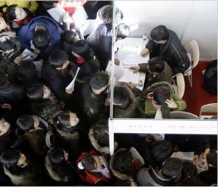 Cảnh chen chúc tại một hội chợ việc làm, tổ chức tại Bắc Kinh (Trung Quốc) đầu tháng 2 này.