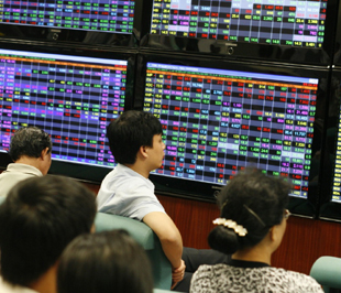 Trong một chu kỳ giảm, sự kiên nhẫn chờ đợi cũng đem lại lợi nhuận, và đứng ngoài thị trường cũng là một hình thức đầu tư vì lợi nhuận chính là chênh lệch giá - Ảnh: Việt Tuấn.