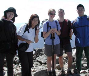 Ngày nay, khách du lịch thường thích đi du lịch đến những địa điểm lạ, kỳ thú.