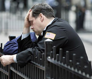 Một nhân viên môi giới bên ngoài Sở Giao dịch Chứng khoán New York. Sự thất vọng của giới đầu tư trên Phố Wall đang lan ra toàn thế giới - Ảnh: Reuters.