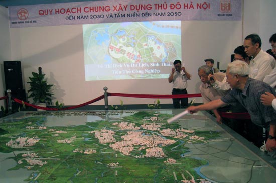 Đông đảo nhân dân đã đến triển lãm để đóng góp ý kiến cho đồ án quy hoạch Thủ đô - Ảnh: Bảo Anh.