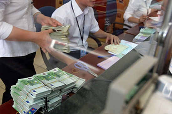 Giá USD mua vào và bán ra của các ngân hàng thương mại tiếp tục bám trần theo điều chỉnh của Ngân hàng Nhà nước.