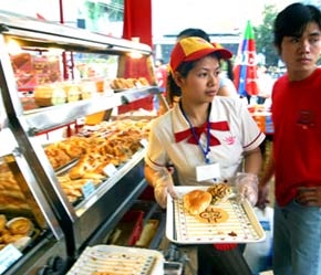 Chúng ta đang nỗ lực phấn đấu để rút ngắn thời hạn bị xem là một nền kinh tế phi thị trường trong vòng 12 năm kể từ khi gia nhập WTO - Ảnh: Việt Tuấn.