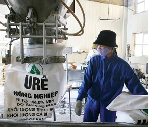 Sản xuất urê tại Công ty Phân đạm và Hóa chất Hà Bắc.