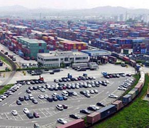 Tổng cục Hải quan Trung Quốc cũng cho biết, thương mại song phương giữa Trung Quốc và Mỹ trong năm 2006 đạt 262,7 tỉ USD, tăng hơn 100 lần so với thời điểm năm 1979.