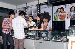 Khách hàng giao dịch tại một gian hàng của Viettel.