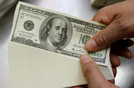 Các nguồn ngoại tệ các tổ chức này phải bán cho tổ chức tín dụng là ngoại tệ trên tài khoản tiền gửi ngoại tệ có kỳ hạn và không kỳ hạn tại thời điểm ngày 31/12/2009, ngoại tệ thu được từ nguồn thu vãng lai từ ngày 1/1/2010 - Ảnh: Reuters.