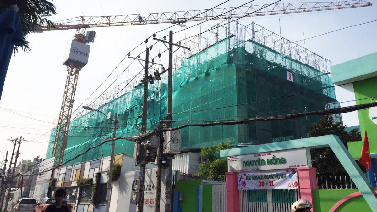 C.T Plaza Nguyên Hồng tọa lạc tại 18 Nguyên Hồng, liền kề vòng xoay rộng nhất trên đại lộ Phạm Văn Đồng, chỉ 5 phút di chuyển đến sân bay Tân Sơn Nhất và là trung tâm kết nối đến tất cả các quận khác thuộc Tp.HCM với khoảng cách rất gần.