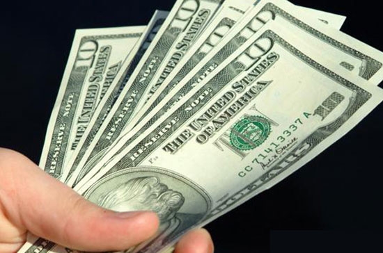 Mức giá USD sát trần được một số ngân hàng lớn áp cho cả mua tiền mặt và tiền mệnh giá nhỏ.