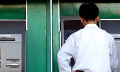 Thu phí ATM: “Gậy ông đập lưng ông”?