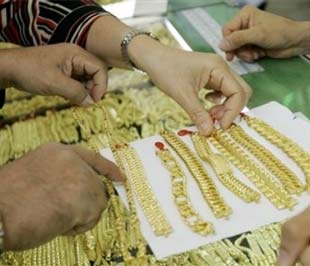 Theo giới quan sát quốc tế, giá vàng thế giới sáng nay tăng chủ yếu xuất phát từ việc đồng USD mất giá trở lại so với Euro sau khi kế hoạch giải cứu ngành ngân hàng của Eurozone được công bố.