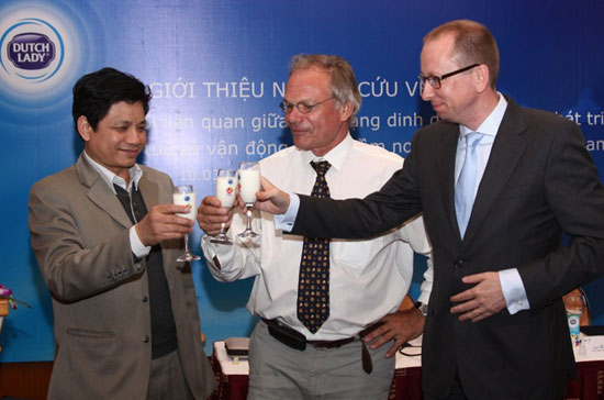 Đại diện nhãn hiệu sữa Cô gái Hà Lan và Viện Dinh dưỡng Quốc gia (NIN) chúc mừng cho công trình nghiên cứu khoa học dinh dưỡng.