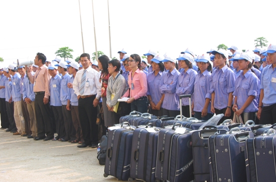 Dự kiến từ 2012 đến 2015, lao động làm việc ở nước ngoài sẽ gửi về nước khoảng 2 tỷ USD mỗi năm.