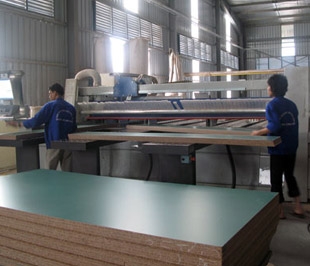 Sản xuất hàng nội thất tại Nhà máy Gỗ công nghiệp của HPG.