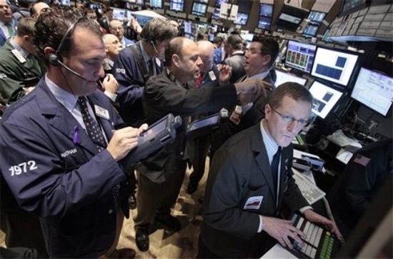 Sau phiên tăng điểm mạnh trước đó, các chỉ số có xu hướng co lại và giao dịch trở nên ảm đạm hơn và thanh khoản cũng kém hơn - Ảnh: AP.